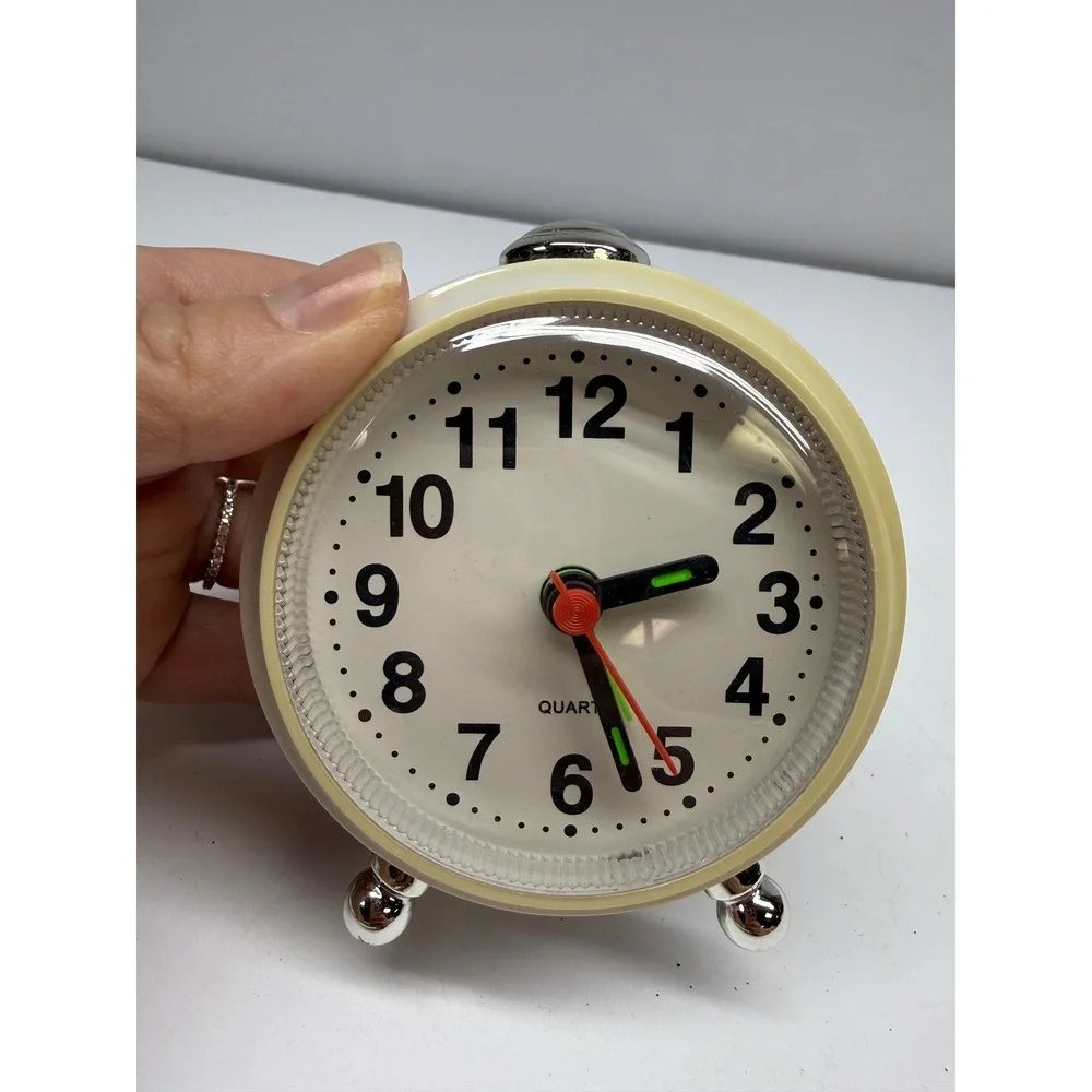 Vintage Style Round Quartz Alarm Clock Cream White Chrome Feet Battery Operated